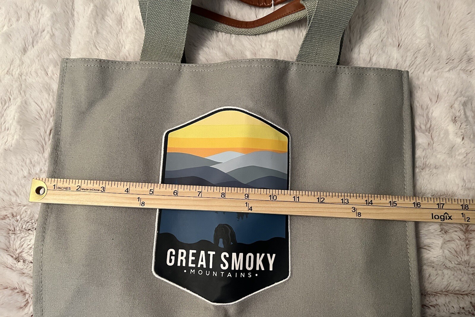 Great Smoky Mountains Tote W/Mountains Bear Sunset Light Green Gray NWT Snaps