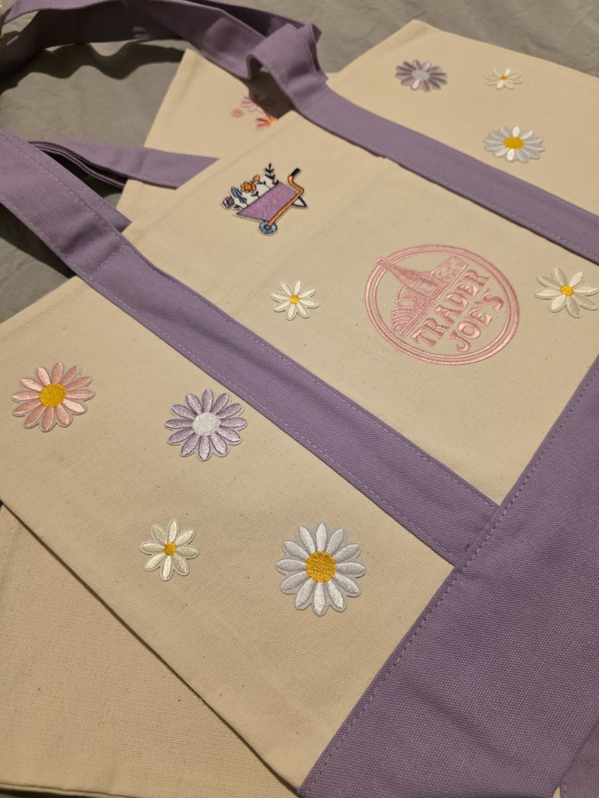 Trader Joe’s Floral Canvas Tote Bag Beige Purple Multicolor Foldable 20x14x6 in