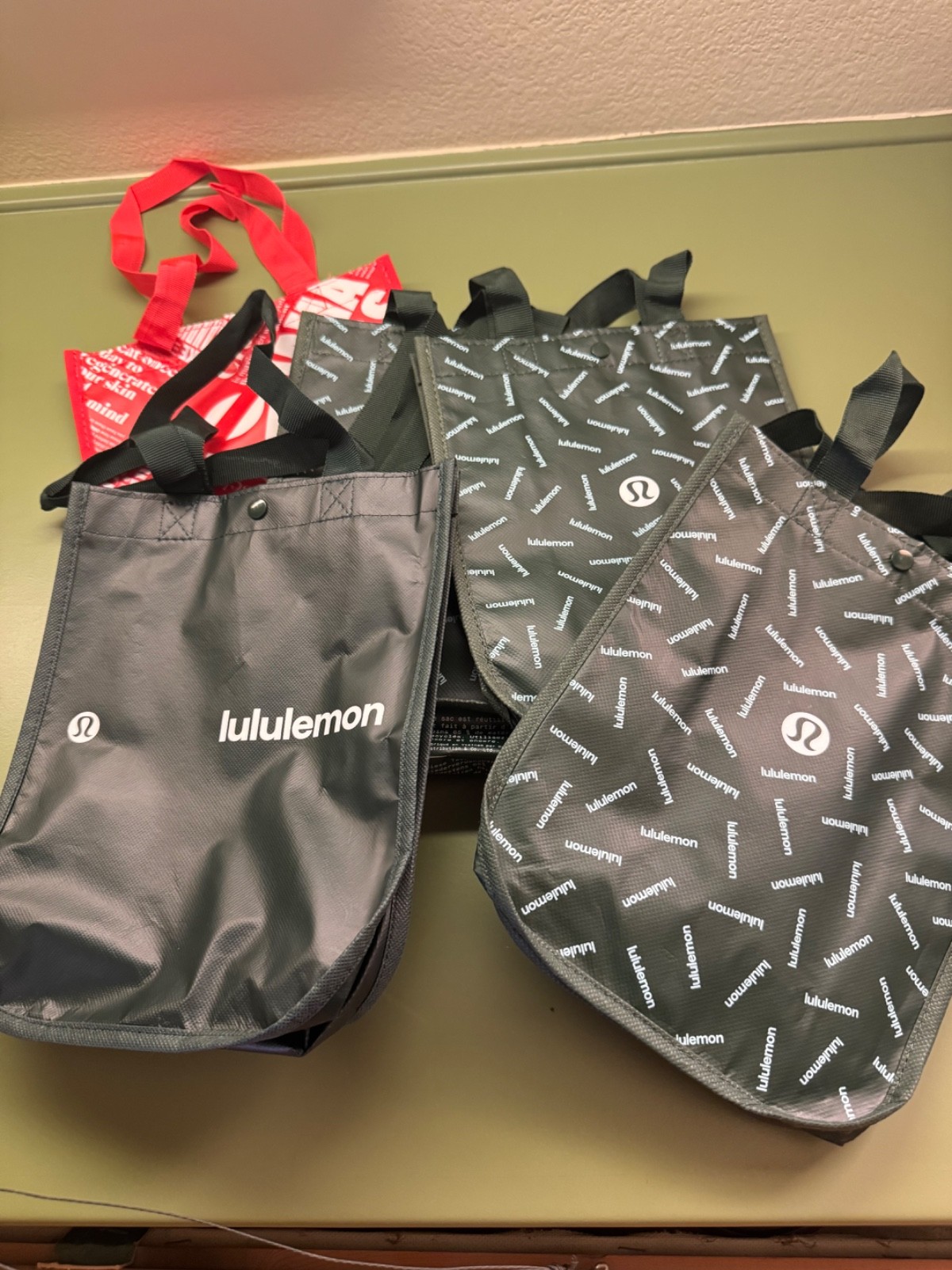 Lot of 5 Lululemon Reusable Tote Shopping Bags Sm Black, Red, Green 11.5×9.5”