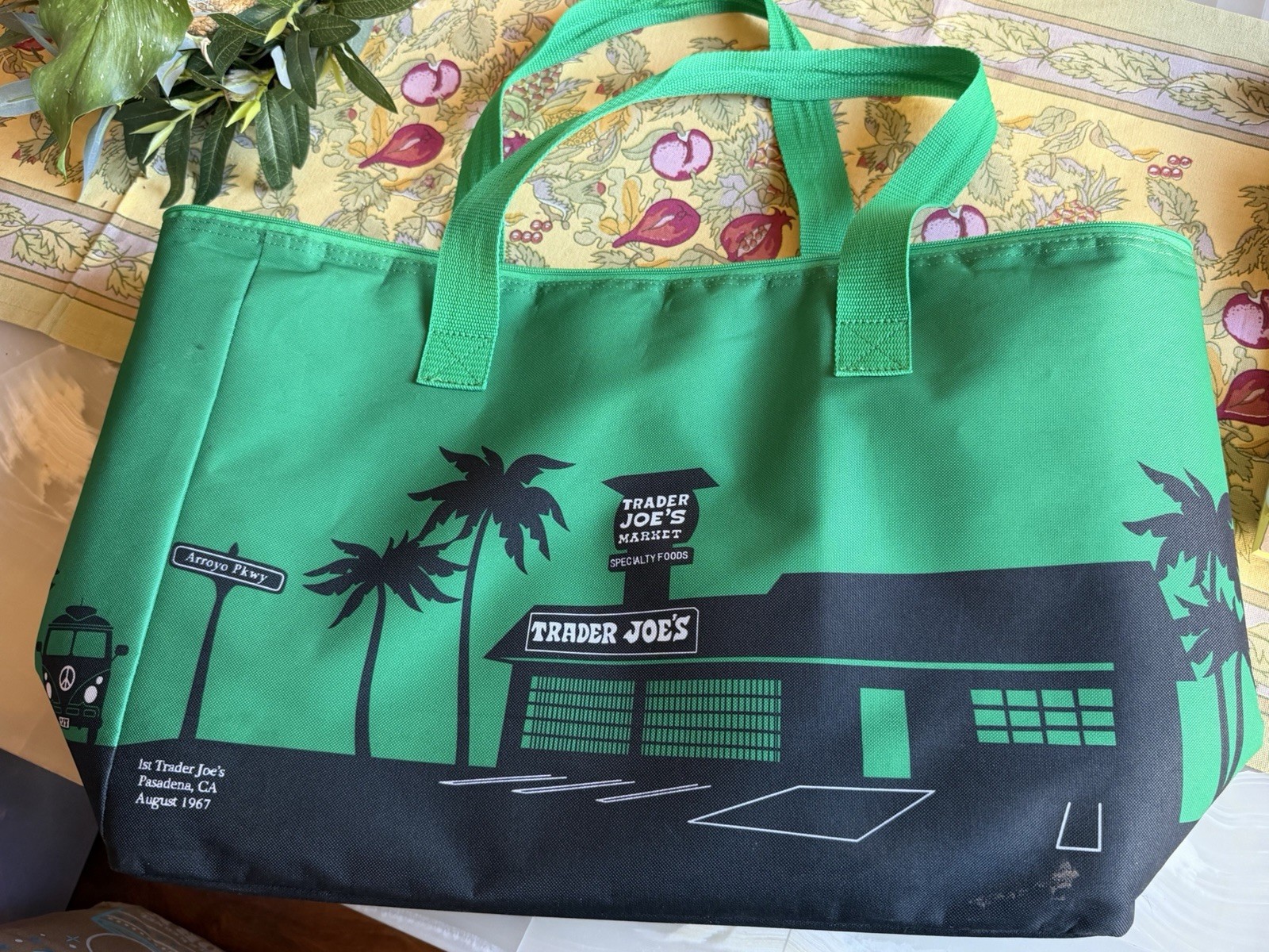 Trader Joes Large Reusable Insulated Tote Bag Green NWT! Small Blemish