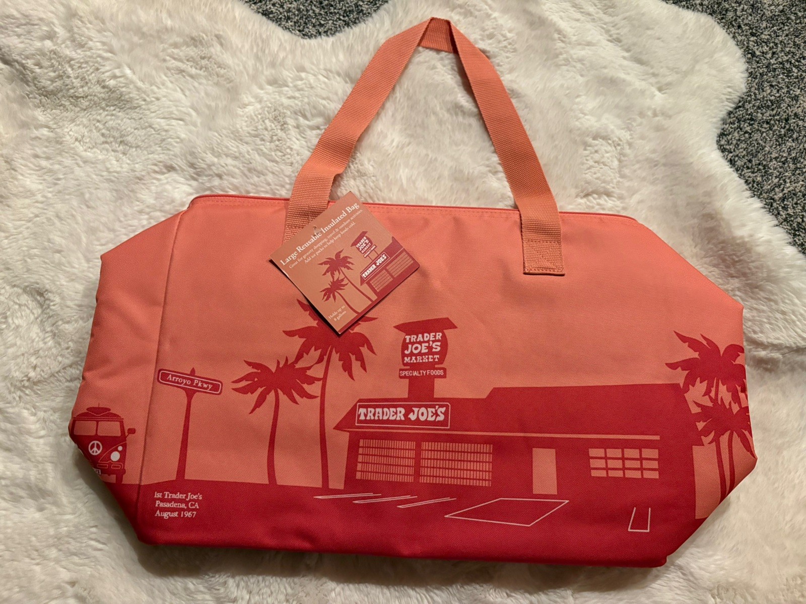 NWT Trader Joe Large Peach Reusable Inssllated Shopping Bag 8 Gallon with zip