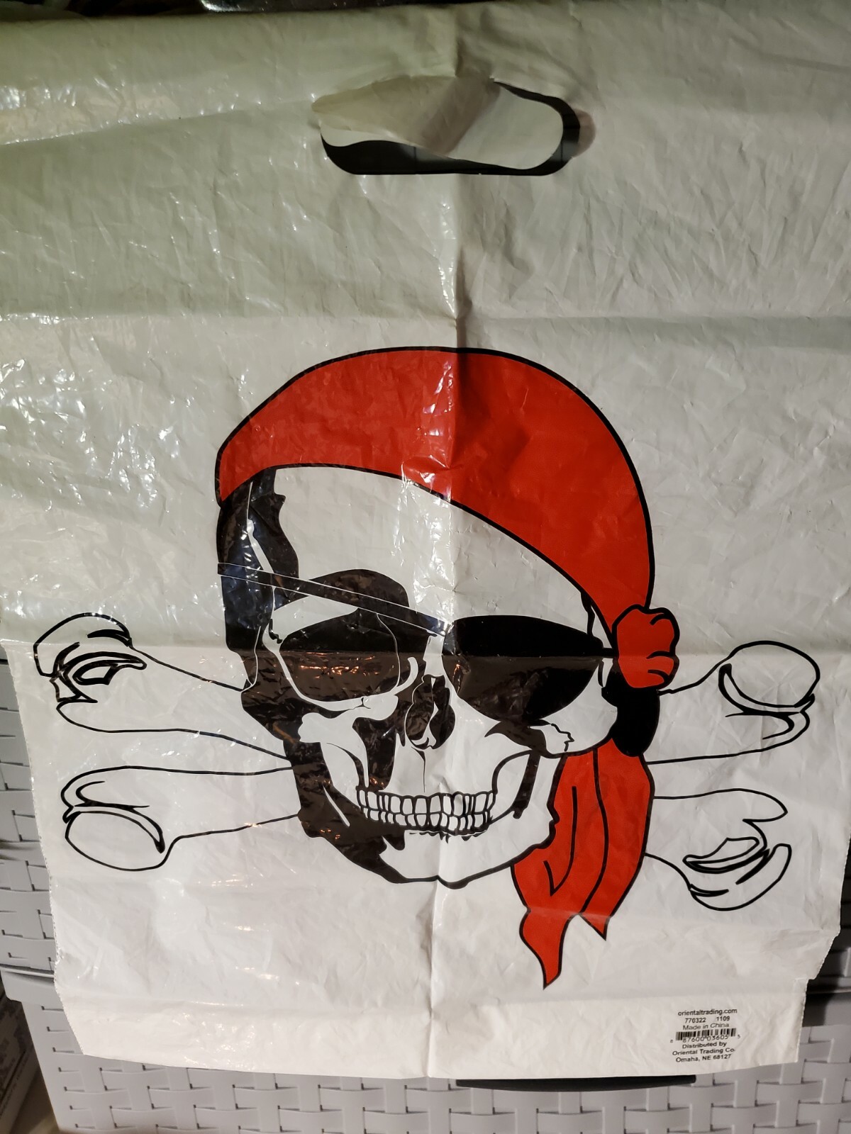 Rare Tote Bag Plastic Skull Cross Bones Red Bandana Oriental Trading 17″ x 12.5″