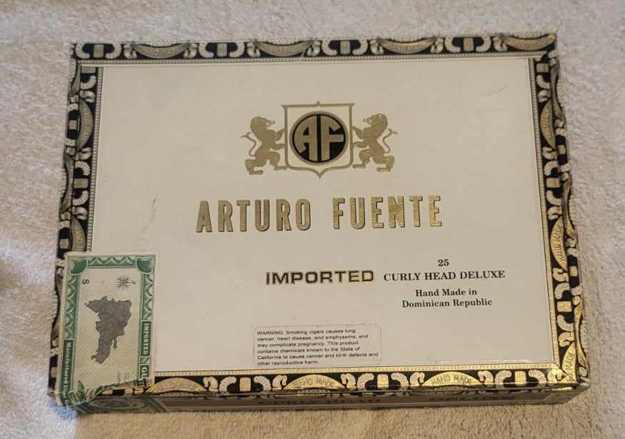 NICE WOODEN 9 1/2 X 7 1/4 X 2 CIGAR BOX ” ARTURO FUENTE ” CURLY HEAD DELUXE