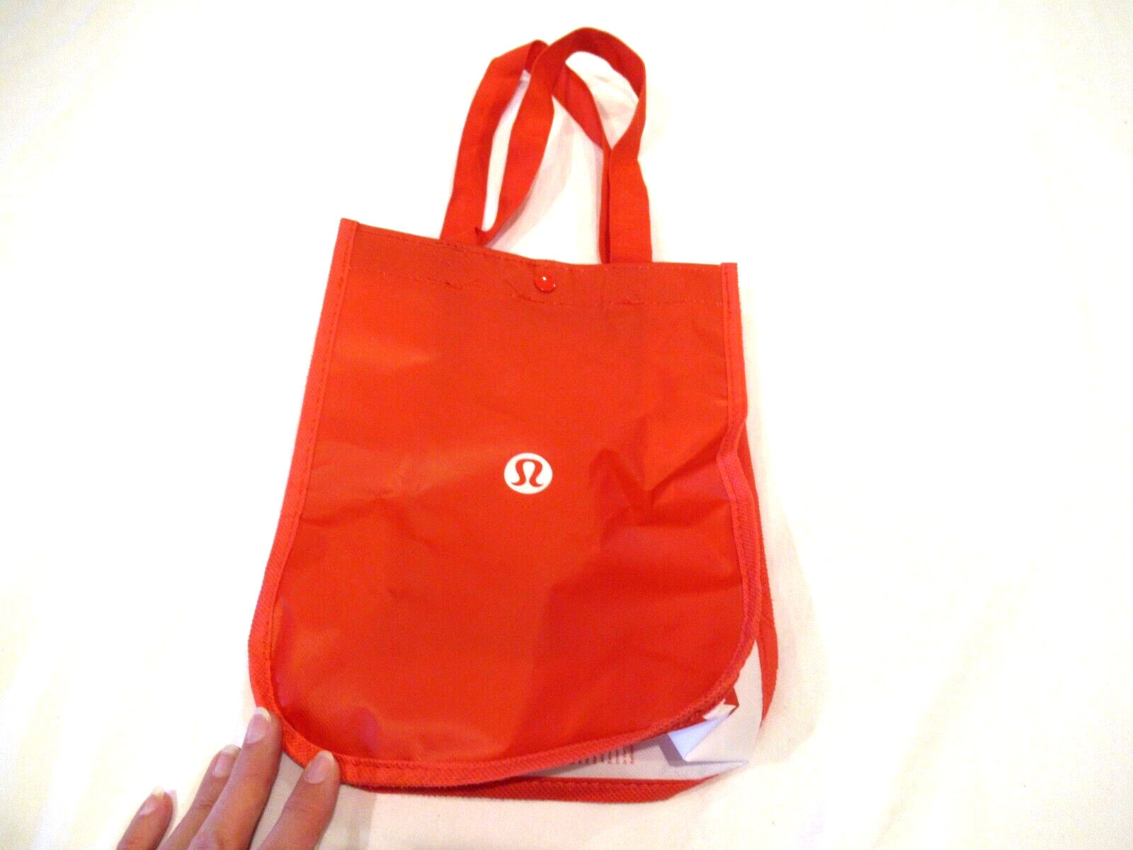 Lululemon shopping bag / lunchbag, snaps closed, red and white
