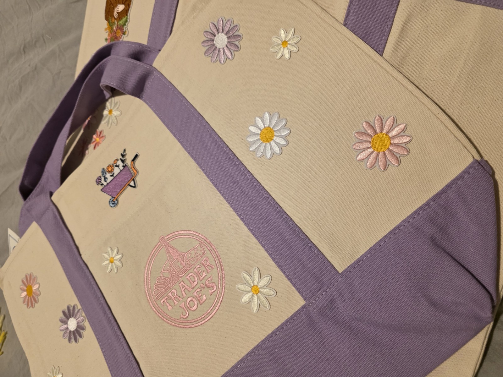 Trader Joe’s Floral Canvas Tote Bag Beige Purple Multicolor Foldable 20x14x6 in