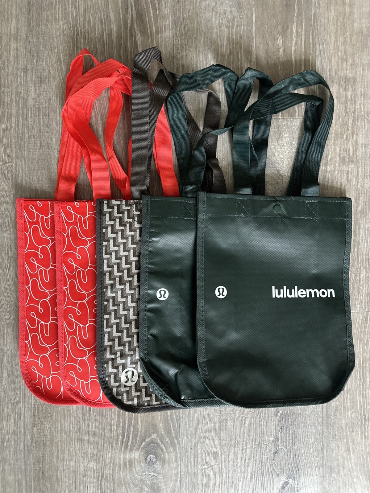 SET OF LULULEMON REUSABLE BAGS LOT OF 6 – 1 GRAY 2 DARK GREEN AND 3 RED