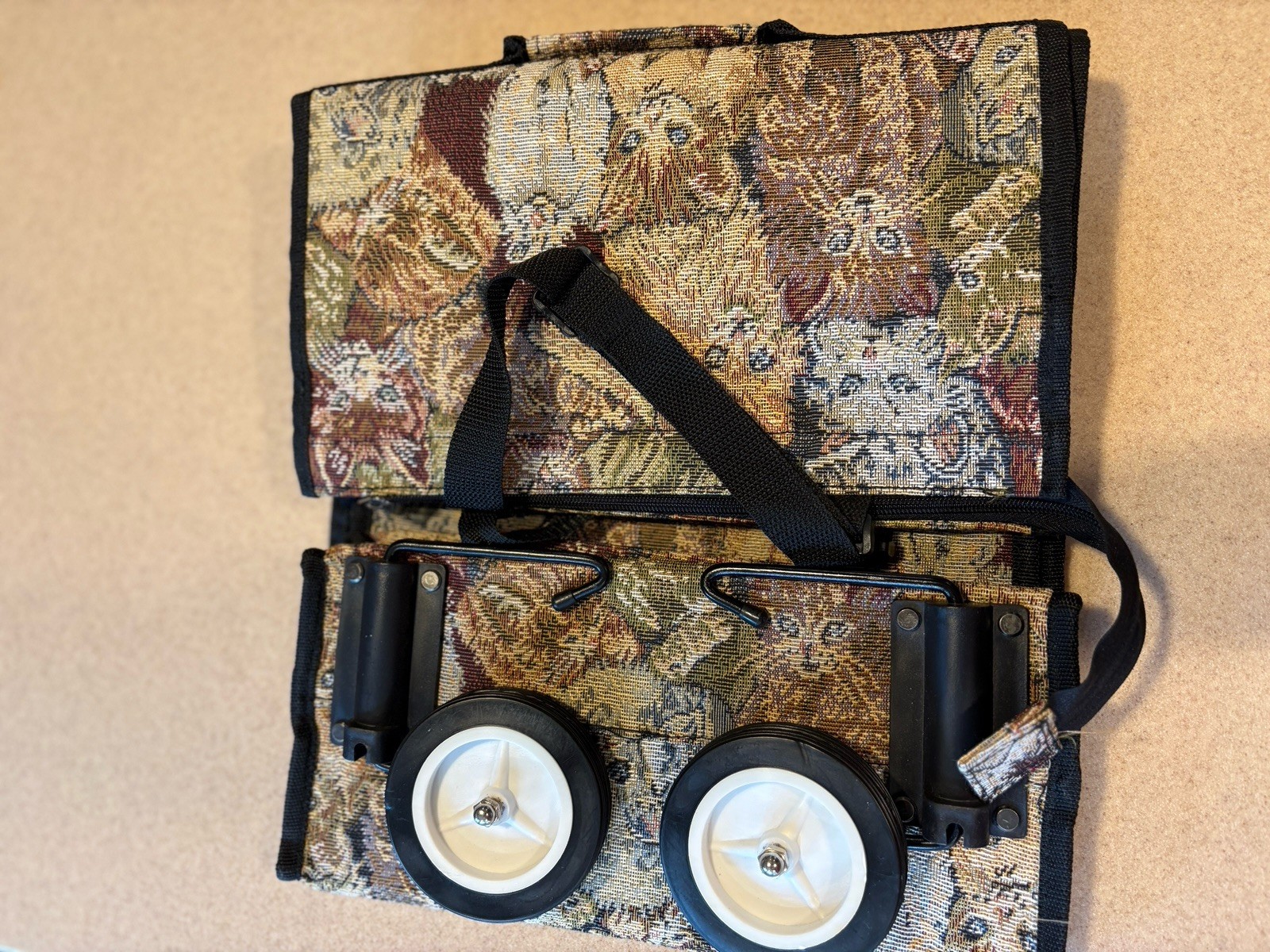 Vintage Cat Tapestry ALFA Portable Travelgear Fold Up Bag W/Rollers.