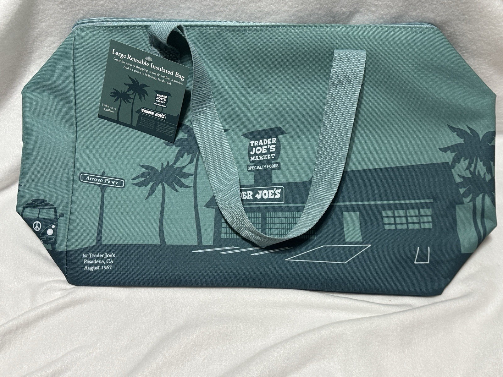 NWT Trader Joe’s Large Reusable Insulated Tote Bag – 8 Gallon – Zippered