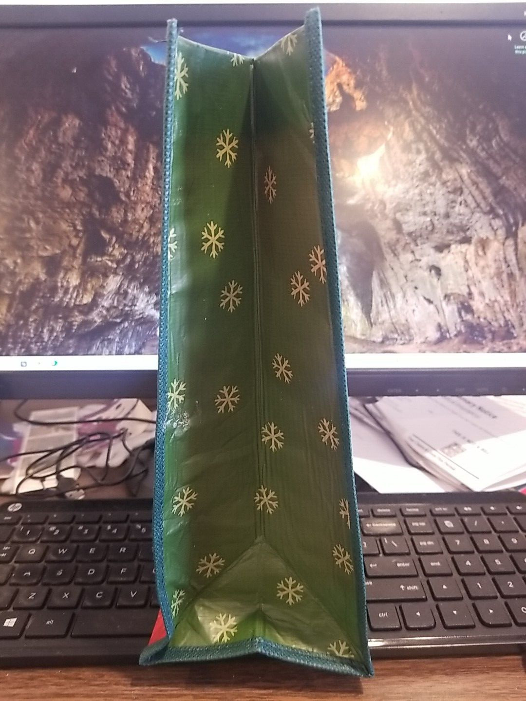 CHRISTMAS HOLIDAY GIFT/SHOPPING PLASTIC BAG WITH HANDLES, 11″ x 8″ x 4″ REUSABLE
